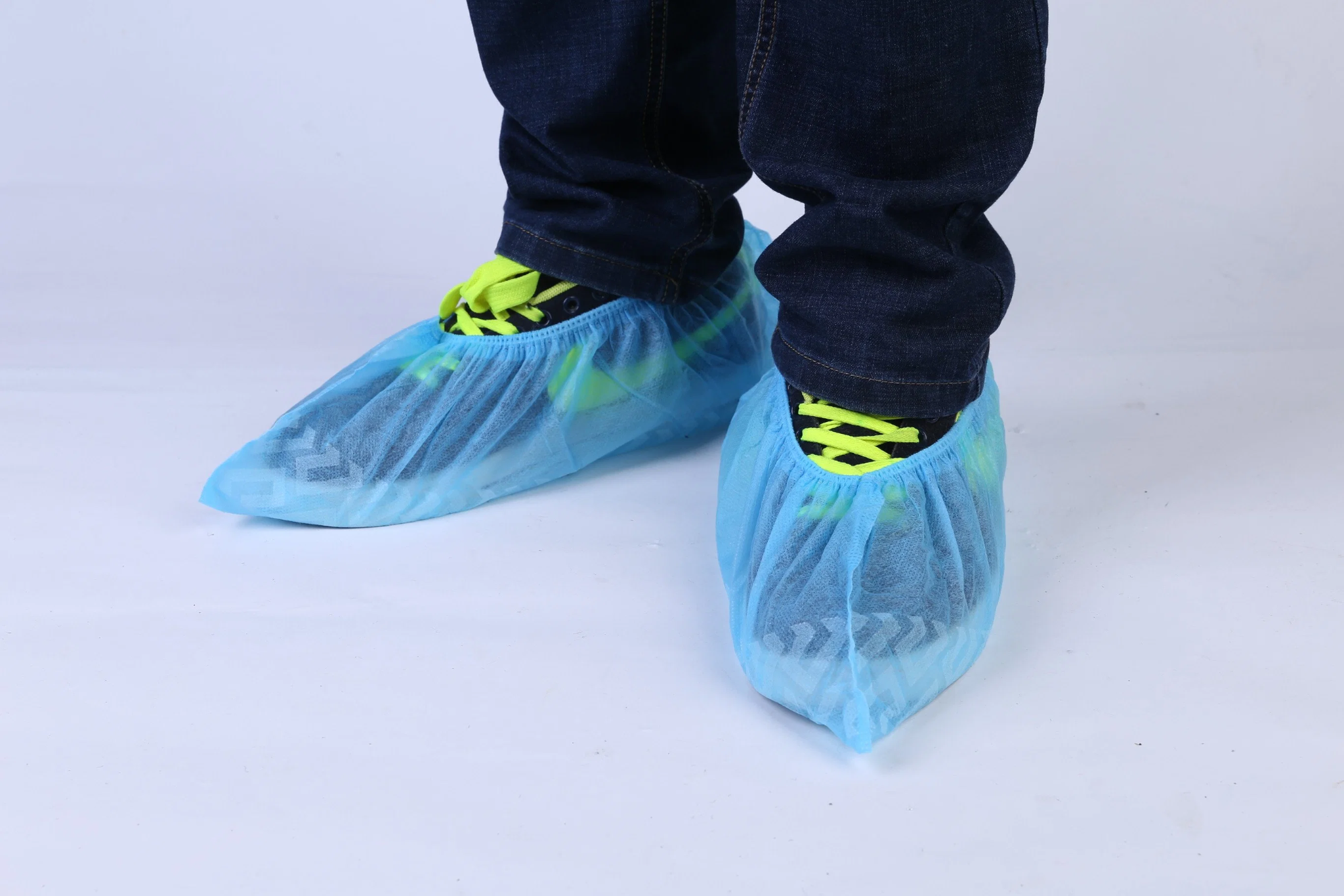 What Makes A Pack Of 50 Pairs Of Non-Woven Shoe Covers Ideal For Bulk Use?